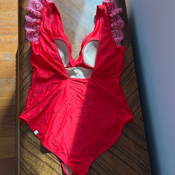 The Ruffle Eyelet Backflip - Picture 5 of 7